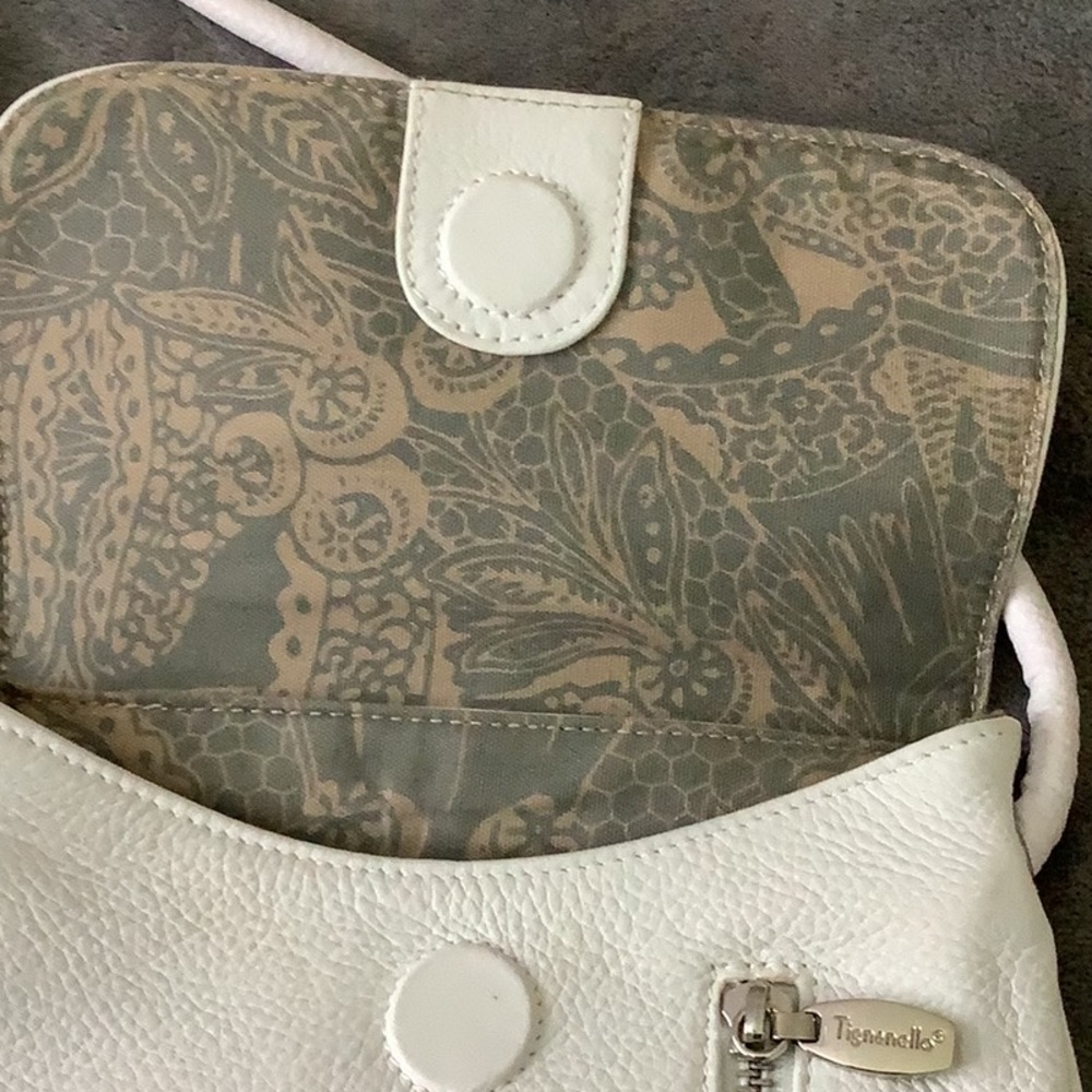Misses/ladies white leather shoulder bag with multiple compartments - Picture 4 of 10